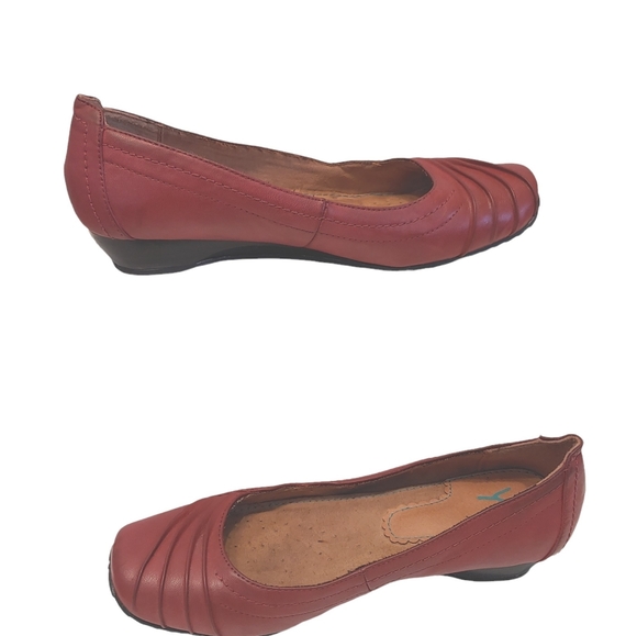 Yuu women's Franca slip on low heel wedge casual loafer red shoes size 7.5M - Picture 2 of 10